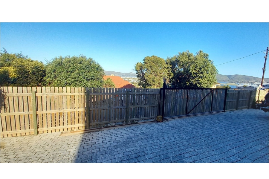 To Let 4 Bedroom Property for Rent in Westhill Western Cape